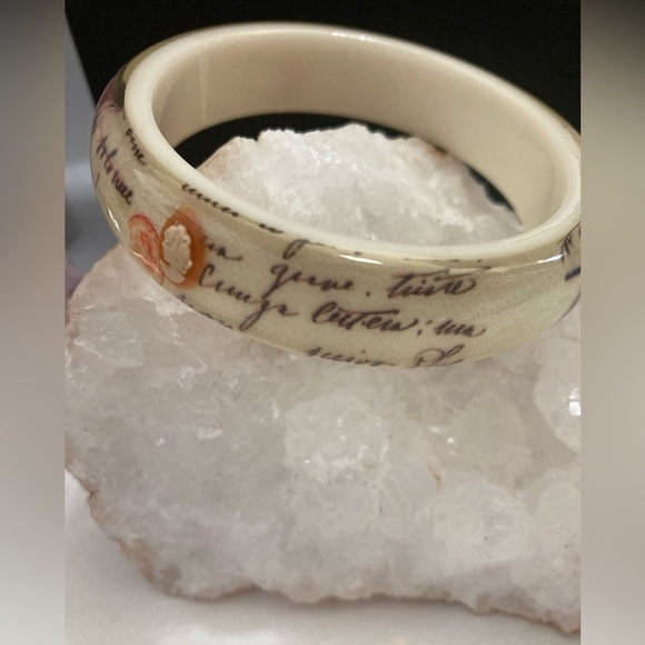 Vintage lucite cameo bangle - Picture 1 of 6